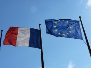 foto Nederlandse en Europese vlag