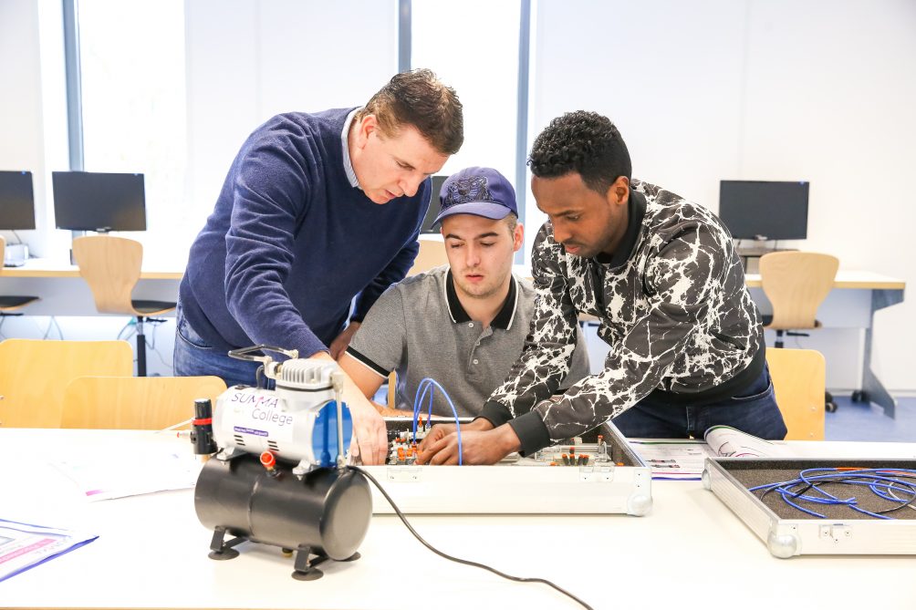 Afbeelding waarbij twee studenten techniek ervaren in het FABLAB